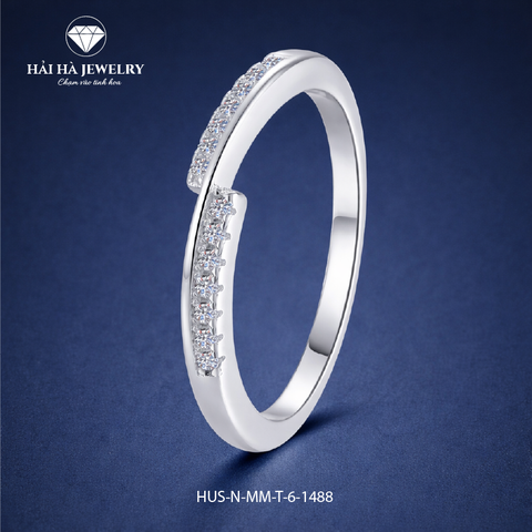 Nhẫn moissanite lệch nhịp – Cân bằng trong chuyển động | Hải Hà Jewelry