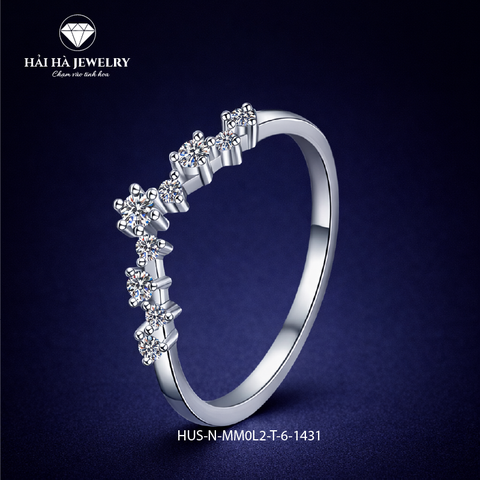 Nhẫn đính đá cong nhẹ – Dòng chảy cảm xúc tinh tế | Hải Hà Jewelry