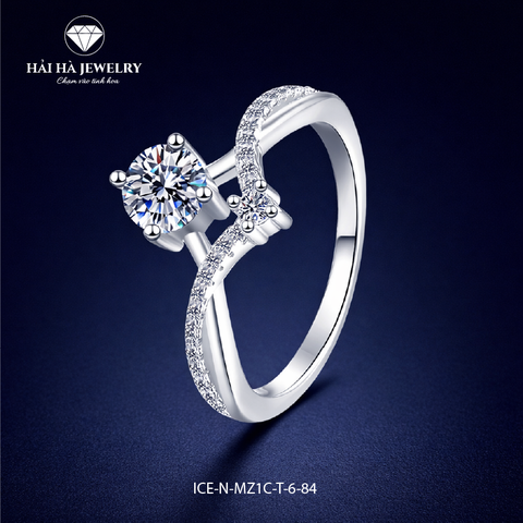 Nhẫn nữ bạc 925 moissanite solitaire 1 carat – thân uốn đôi lệch nhịp