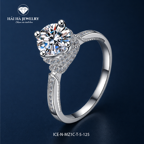 Nhẫn nữ bạc 925 đính moissanite – viên tròn halo lệch, thân nhẫn chạm khắc tinh xảo