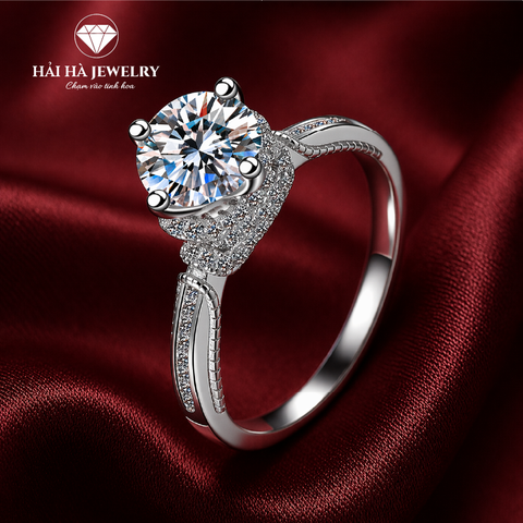 Nhẫn nữ bạc 925 đính moissanite – viên tròn halo lệch, thân nhẫn chạm khắc tinh xảo
