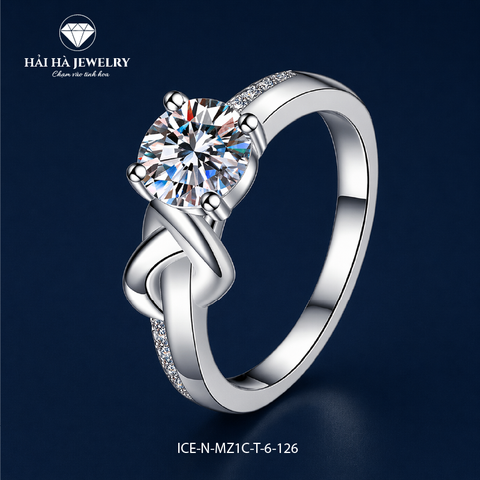 Nhẫn nữ bạc 925 đính moissanite – dáng đan mềm, chạm khắc tinh xảo
