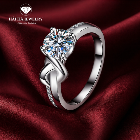 Nhẫn nữ bạc 925 đính moissanite – dáng đan mềm, chạm khắc tinh xảo