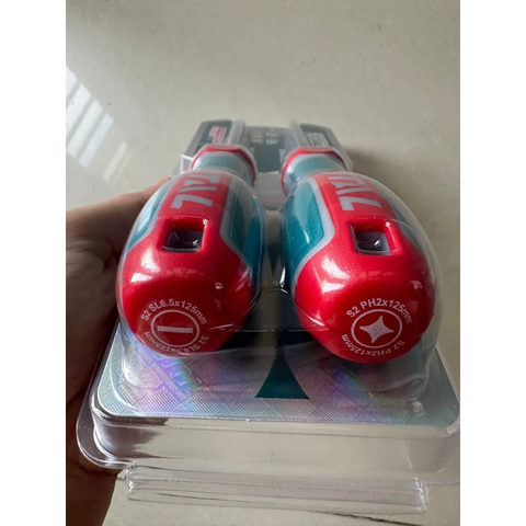 Bộ 2 Tua Vít Dẹp Và Bake TOTAL TKSDS0226 Chất Liệu Dầu Vít S2