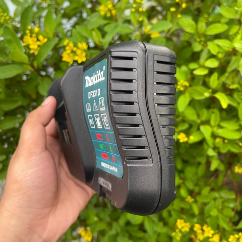 Sạc pin máy khoan Makita 20v 21v,chân new 22mm, sạc tự ngắt khi đầy