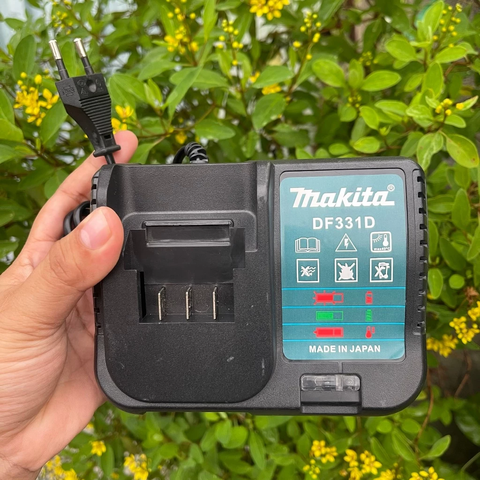 Sạc pin máy khoan Makita 20v 21v,chân new 22mm, sạc tự ngắt khi đầy