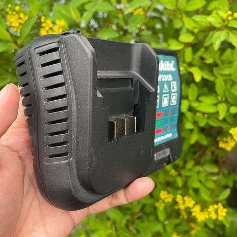 Sạc pin máy khoan Makita 20v 21v,chân new 22mm, sạc tự ngắt khi đầy