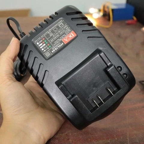 Đế Sạc Nhanh 18V DCA Sạc Nhanh 3A Mã FFCL18-04
