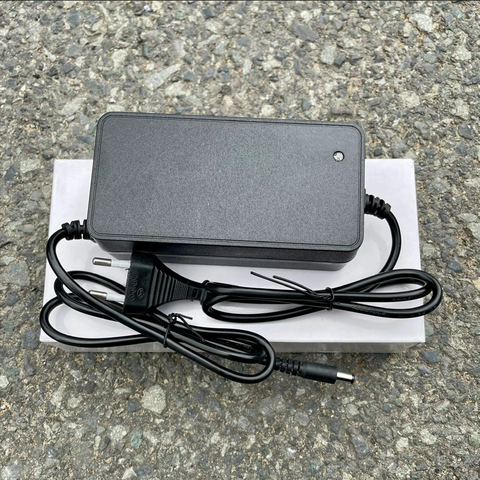 Sạc Nhanh 21V 3A 1 Chuôi Đen/ 3a 2 Chuôi STARKER chân tròn 5,5x2,5mm Cho Pin 20 cell 5s4p, Có Quạt Tản Nhiệt