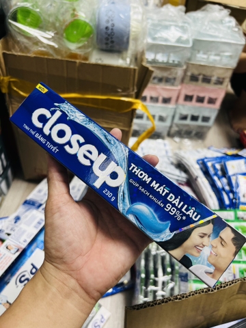 KEM ĐÁNH RĂNG CLOSEUP 230g BĂNG TUYẾT