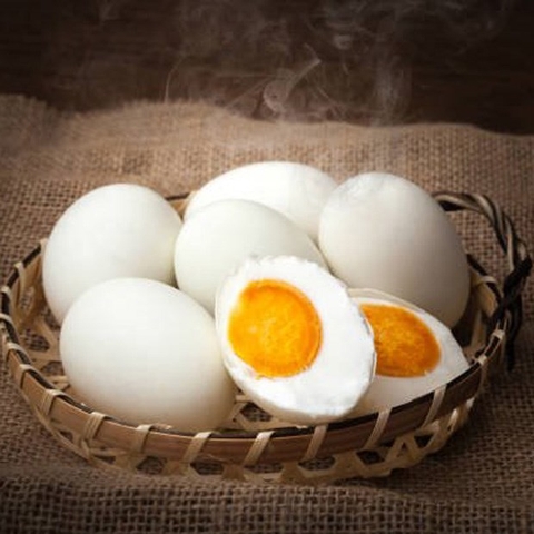 Trứng Vịt Muối Đồng Tháp – Lòng Đỏ To, Béo Ngậy, Dầu Nhiều