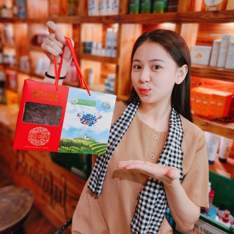 KHO HN: Nho khô nguyên cành Adora st Food  Crimson Dried Table Grapes Cluster 1 kg đặc sản của Úc