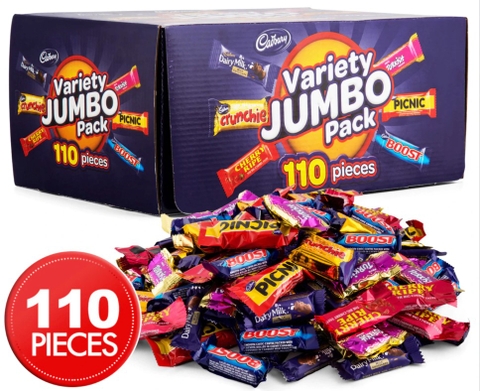Socola mix Cadbury Variety Jumbo Chocolate Box 1.56kg là tuyển chọn 110 thanh sô cô la thơm ngon, bao gồm các loại được yêu thích phổ biến như Dairy Milk, Crunchie, Cherry Ripe, Turkish Delight, Picnic và Boost