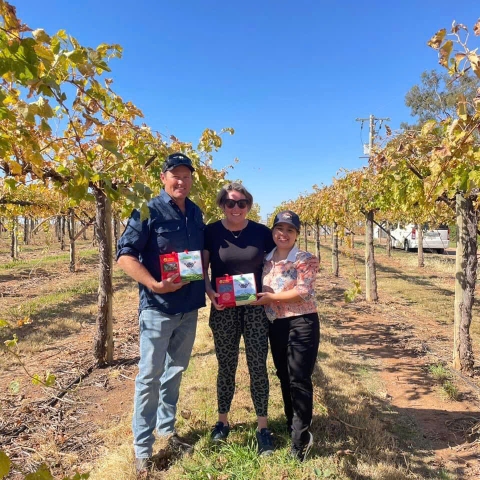 Nho khô nguyên cành Adora st Food Dried Grapes Cluster Thompson  1kg đặc sản Úc