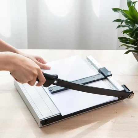 Bàn cắt giấy A4 Deli E8014