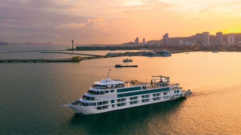 AMBASSADOR DAY CRUISE: THE ULTIMATE LUXURY SUPERYACHT