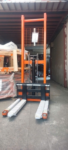 Xe nâng cao thuỷ lực TAYO khung U 1T 1M6