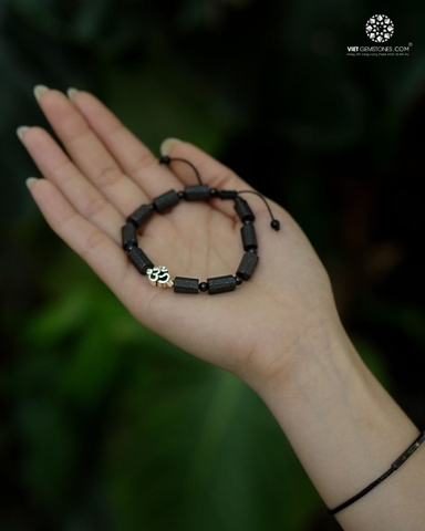 Vòng Tay Mala Black Tourmaline Charm Chữ ॐ