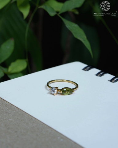 Nhẫn Peridot Đính Đá Bạc Xi Vàng 03