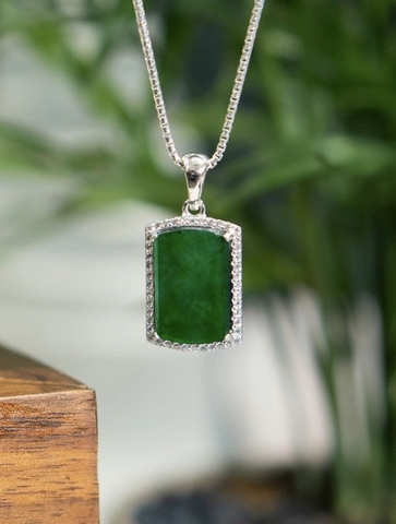 Mặt dây chuyền Phỉ Thuý viền bạc đính đá