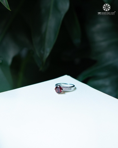 Nhẫn Bạc Ngọc Hồng Lựu Facet 7mm - Khung Bạc 950 Đính Đá