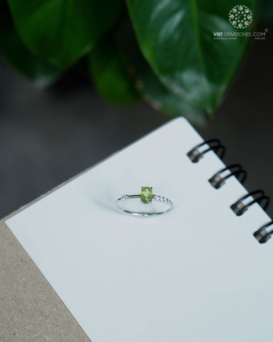Nhẫn Đá Peridot Bạc 950 Phủ Bạch Kim 03