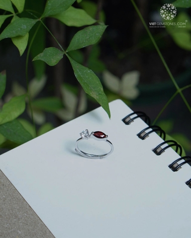 Nhẫn Bạc Ngọc Hồng Lựu - Garnet Bạc 950 Xi Bạch Kim