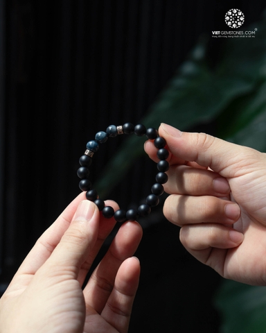 Vòng tay đá Obsidian phối Mắt Hổ Xanh charm bạc