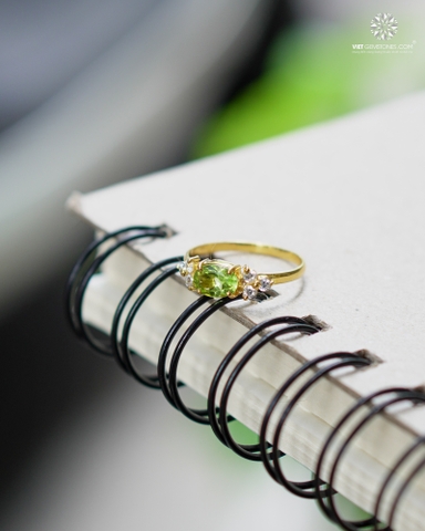Nhẫn Peridot Đính Đá Bạc Xi Vàng