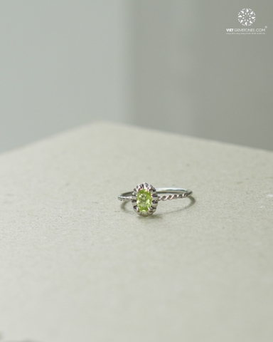 Nhẫn Đá Peridot Bạc 950 Phủ Bạch Kim 02