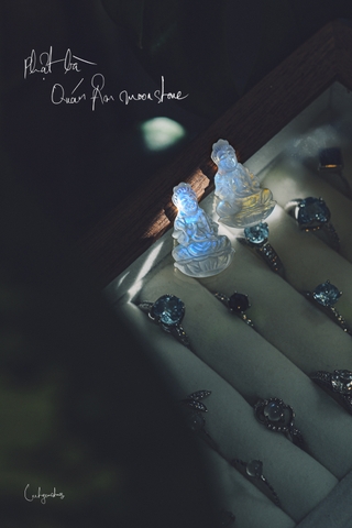 Mặt Dây Chuyền Quan Âm Bồ Tát Đá Mặt Trăng (Moonstone)