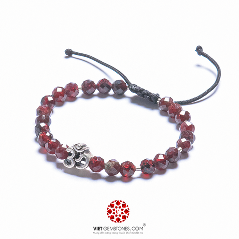 Vòng Tay Mala Garnet Mài Giác 6mm Phối Charm Chữ OM
