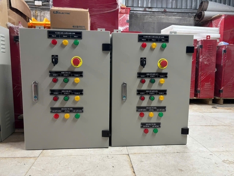 Tủ điện điều khiển quạt và bơm.