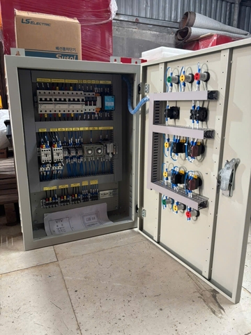 Tủ điện điều khiển quạt và bơm.