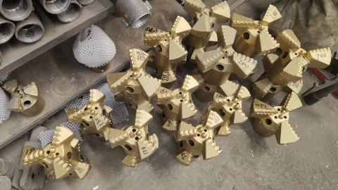 Mũi khoan đá hợp kim (dùng cho máy khoan giếng)