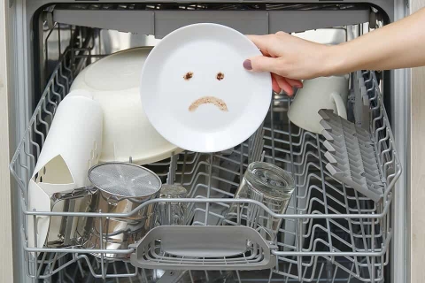 Máy rửa chén rửa không sạch? Lý do và cách xử lí triệt để