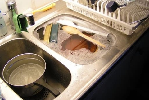 Ngưng ngay thói quen ngâm chén dĩa lâu trong bồn rửa