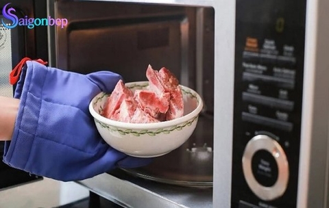 Những lưu ý khi rã đông thực phẩm bằng lò vi sóng