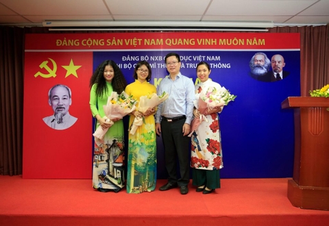 Chi bộ CTCP Mĩ thuật và Truyền thông kết nạp ba đồng chí ưu tú đứng vào hàng ngũ Đảng Cộng sản Hồ Chí Minh