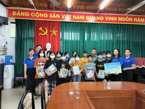 Công ty cổ phần Mĩ thuật và Truyền thông thăm, tặng quà Làng trẻ em SOS Hà Nội