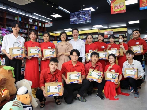Hoạt động tặng quà ý nghĩa cổ vũ tinh thần Chiến dịch phát hành 2024