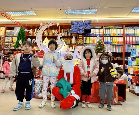 Santa Claus phủ sóng khắp vùng mang bất ngờ cho 263 ADCers nhí
