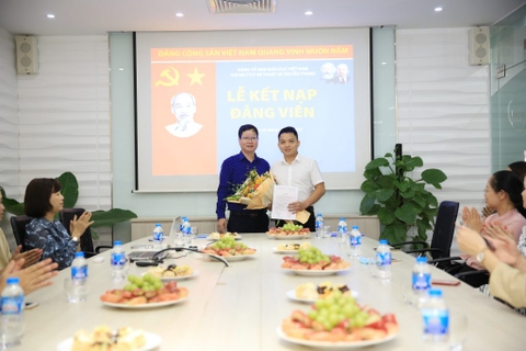 Chi bộ CTCP Mĩ Thuật và Truyền Thông Kết nạp Đảng viên mới – Đồng chí Nguyễn Huy Hoàng – Kế toán trưởng