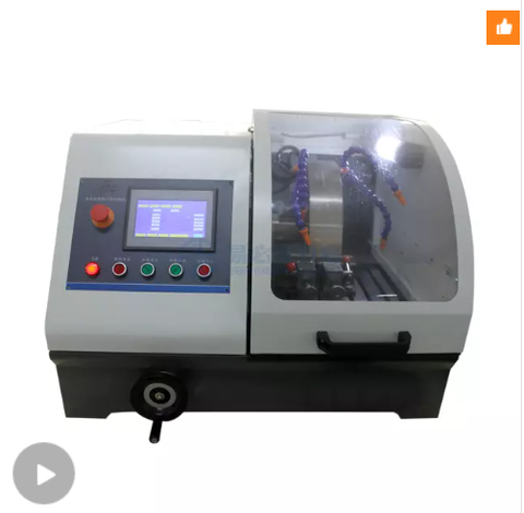 Máy cắt mẫu luyện kim tự động với thiết bị kẹp nhanh.