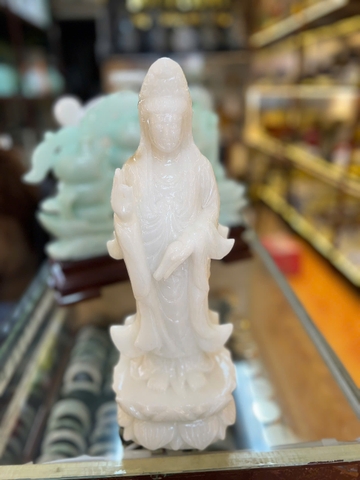 QUAN ÂM ĐỨNG ĐÁ CẨM THẠCH