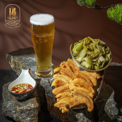 Tóp Mỡ Dưa Chua (Crispy Pork Rinds With Pickled Vegetables)