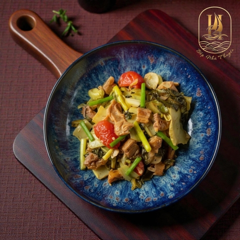 Tóp Mỡ Xào Dưa (Crispy Pork Fat Stir-Fried With Pickled Greens)