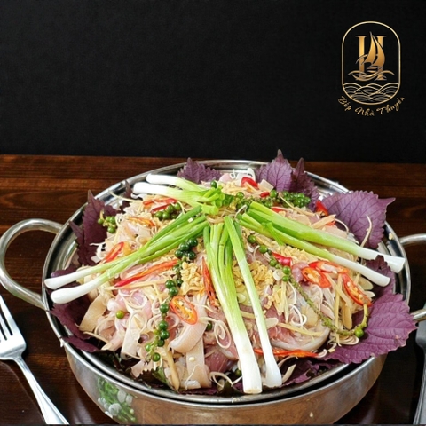 Dê Tắm Suối (Steamed Goat With Herbs)