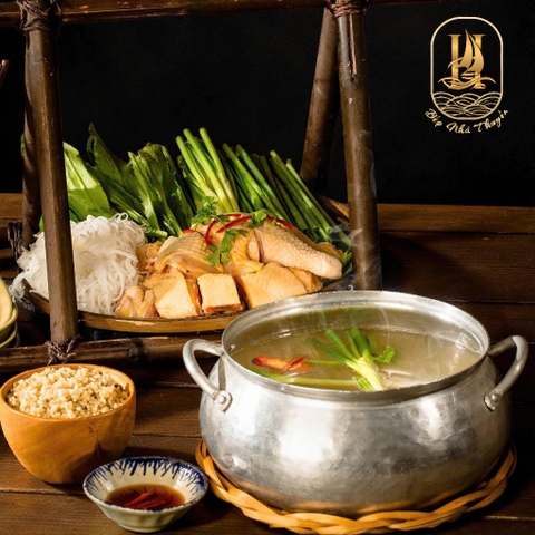 Lẩu Gà Ri Nấm (Free-Range Chicken And Mushroom Hot Pot)