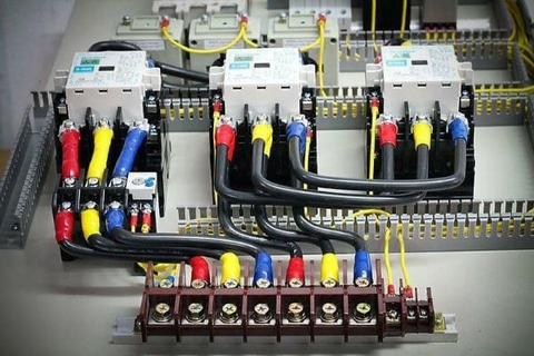 Vai trò của thiết bị điện chất lượng trong sản xuất công nghiệp